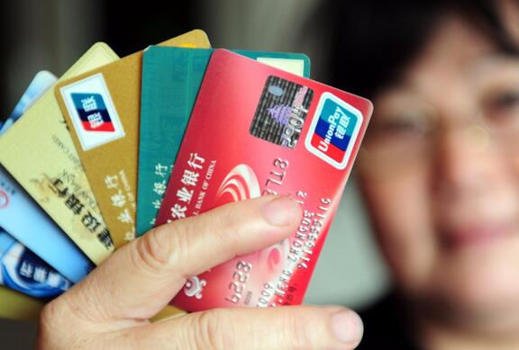 捡拾他人银行卡并多次取现 构成何罪?