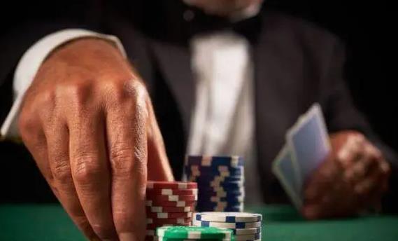 网赌是诈骗还是赌博?参与网络赌博会有怎样的处罚?