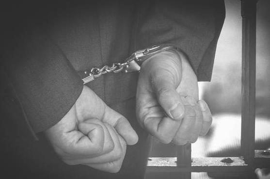 被判无期徒刑最少服刑多少年?被判无期徒刑还能放出来吗?